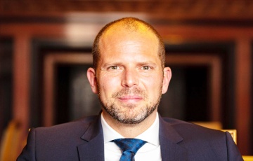 Politico: Министр обороны Бельгии публично ссорится с Медведевым