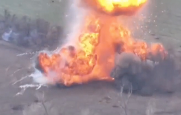 Российский МТЛБ превратился в столб огня и дыма после удара украинского дрона