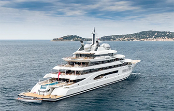 Арестованную США элитную яхту российского олигарха купила семья партнера Трампа