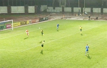 Вратарь белорусского клуба пропустил курьезный гол