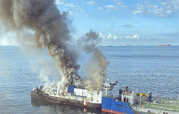 В Керченском проливе пылает российское буксирное судно