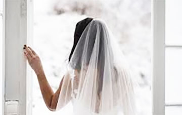 В Минске девушка в платье невесты каталась по городу на моноколесе