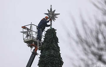 У Беларусі пачалі ўсталёўваць навагоднія ёлкі