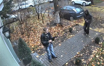 Белоруска рассказала, как к ее салону пришли подростки с автоматами