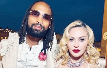 Мадонна тайно обручилась с младшим ее на 37 лет футболистом