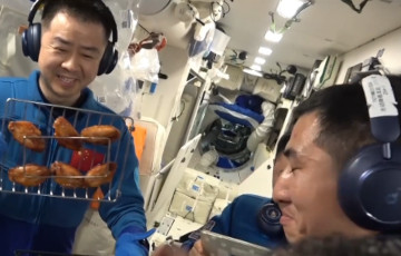 Китайские космонавты впервые приготовили барбекю на орбите