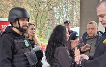 Анджелину Джоли в Херсоне наградили памятным жетоном города-героя