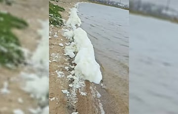 На берегу Смолевичского водохранилища заметили странную белую пену