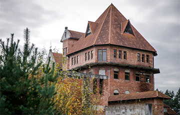 У Беларусі на аўкцыён патрапіў загадкавы замак з 90-х