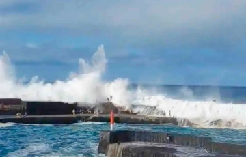 На популярном курорте Тенерифе бушует шторм