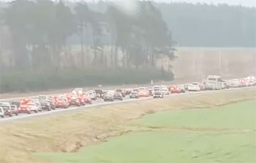 После длинных выходных на выезде из Дзержинского района образовалась масштабная пробка