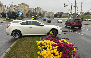 20-летний водитель Infinity протаранил металлическое ограждение в центре Минска