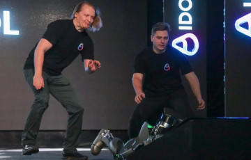 У Расіі прадставілі першага чалавекападобнага робата: ён упаў проста на сцэне