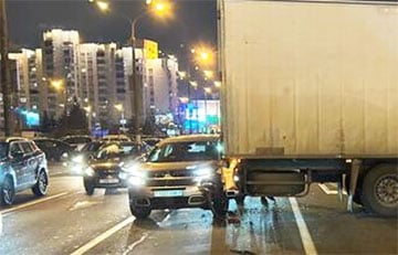 In Minsk, The Driver Of A Truck Did Not Take Into Account The Dimensions When Turning And Demolished A Passenger Car
