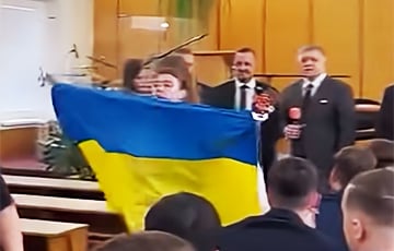 Slovak Schoolchildren Disrupted Fitzo's Speech And Unfurled The Ukrainian Flag