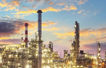 Десятки взрывов и яркое зарево: дроны атаковали НПЗ в Рязани