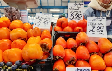 На Комаровке рухнули цены на хурму и ананасы