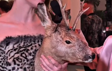 Госця моднага паказу ў Мінску выклікала ў публікі буру эмоцый сваім уборам