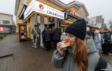 Минчане выстроились в огромную очередь