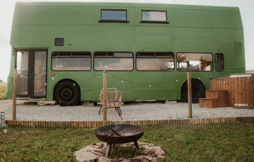 Лондонский двухэтажный автобус превратили в уютный автодом с джакузи