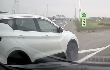 На МКАД девушка повернула на съезд с третьей полосы