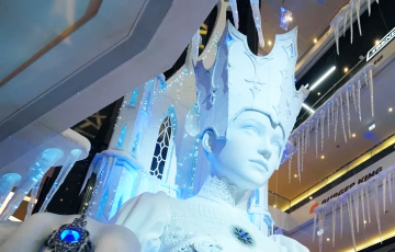 В минском торговом центре установили гигантскую Снежную королеву