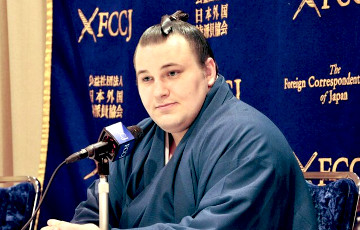 Беженец из Украины выиграл Императорский турнир по сумо в Японии