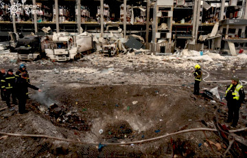 На месте появилась огромная воронка: фото последствий атаки РФ на Киев