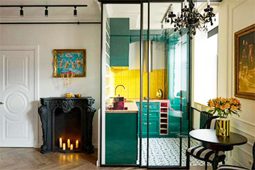 «Ходила бы по ней в шелковом халате со страусиными перьями»