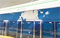 На новых станциях метро в Минске уже посыпалась краска