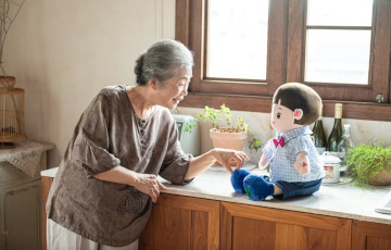 В Южной Корее одинокие пенсионеры начали заводить себе роботов-внуков