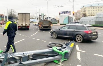 В центре Минска прямо на дорогу упал кран