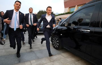 Макрон сбежал от сотрудников службы безопасности Китая, чтобы пообщаться со студентами