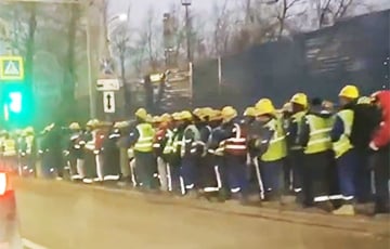 Ля Маскоўскага НПЗ выбудаваліся натоўпы замежных рабочых