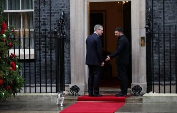 Зяленскага на Даўнінг-стрыт сустрэлі прэм'ер Вялікабрытаніі і кот Лары