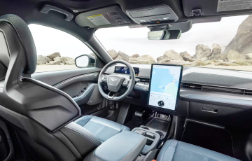 Ford разрабатывает адаптивный проекционный дисплей для водителей