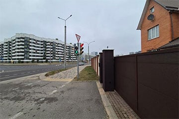 Под Минском хозяину коттеджа, чтобы выехать из собственных ворот, надо постоять на светофоре