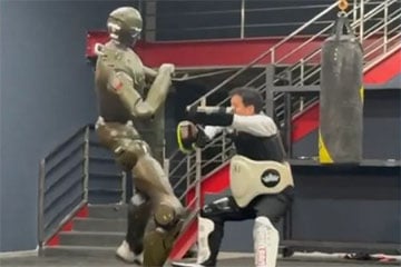 Робат адправіў свайго гендырэктара ў накдаўн падчас дэманстрацыі