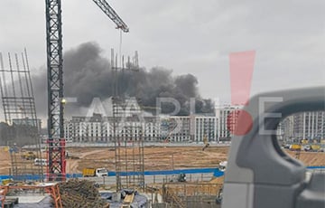 В Минске полыхает сильный пожар