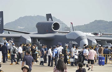 Китай впервые поднял в небо гигантский «авианосец дронов»