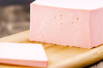 У Беларусі выпусцілі ружовы сыр з водарам ігрыстага