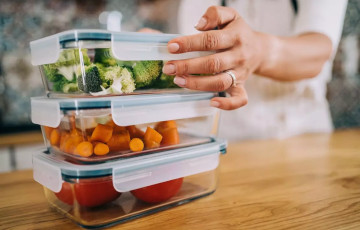 Эксперты распавялі, як правільна захоўваць рэшткі ежы