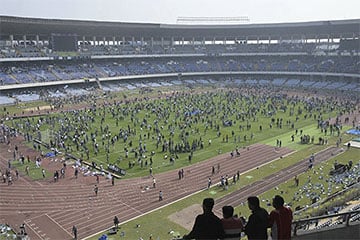 В Индии разочарованные фанаты разгромили стадион