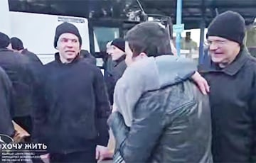 Лица героев: сильные фото вышедших на свободу белорусов