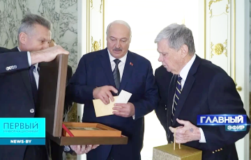 Лукашенко передал в подарок Дональду и Мелании Трамп икону Николая Чудотворца