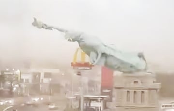 Статую Свободы снесло ураганом