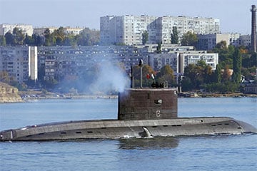 Спадарожнікавыя фота паказалі рэальны стан субмарыны РФ пасля ўдару дронаў СБУ