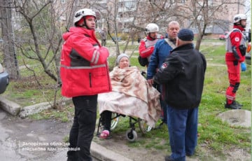 Россия ударила по многоэтажке в Запорожье