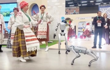 На беларускай выставе «дасягненняў» робат-сабака станцаваў народны танец пад баян