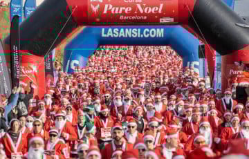 Тысячи Санта-Клаусов и эльфов пробежали по Барселоне